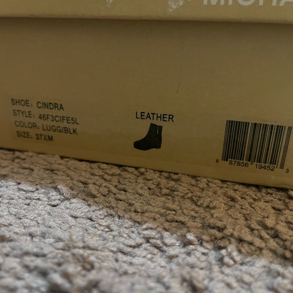 Michael Kors two tone bootie - Picture 2 of 9